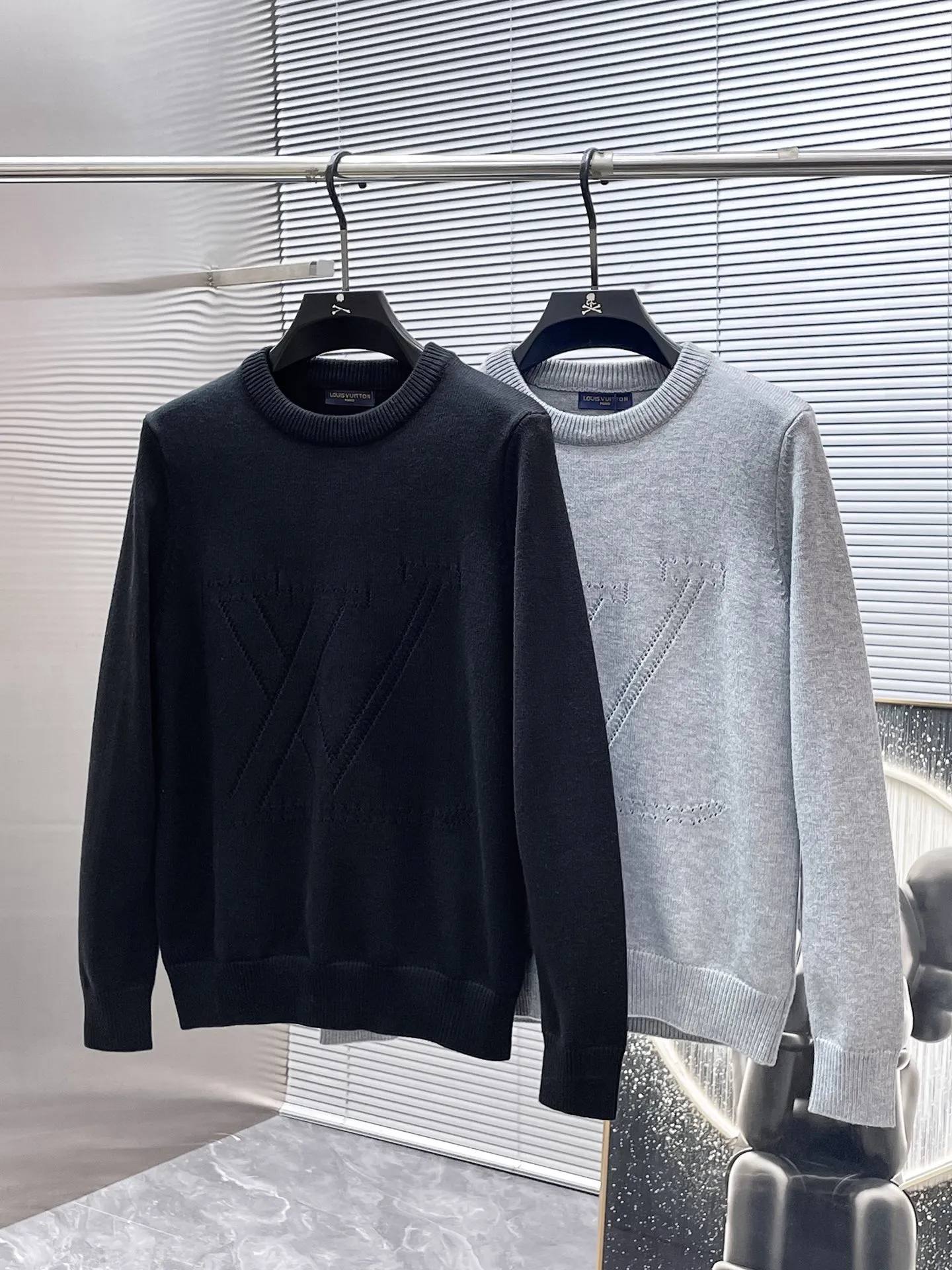 🅿️440 Louis Vuitton LV 2025ss new wool blended round neck long-sleeved sweater cardigan bottoming sweater, high-end version! The custom-made fabrics at the counter are highly breathable and comfortable, with impeccable details and brand element design concepts, reflecting high quality. It feels delicate and soft! It presents a casual cut and the upper body shape is great! 🐉Code size: M-3XL
